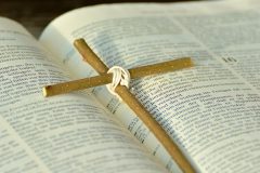 Otworzona Biblia z krzyżem